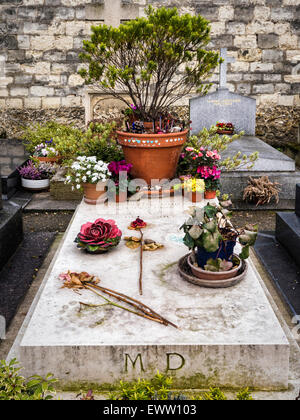 Cimetiere du Montparnasse, cimetière Montparnasse Paris. Célèbre auteur tombe, Marguerire Duras, fleurs et plumes laissés par les fans Banque D'Images