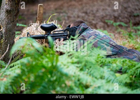 Prêt pour le tir de sniper Paintball Banque D'Images