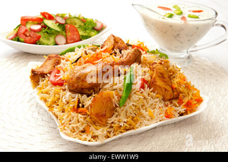 Saté de poulet avec salade et yaourt Banque D'Images