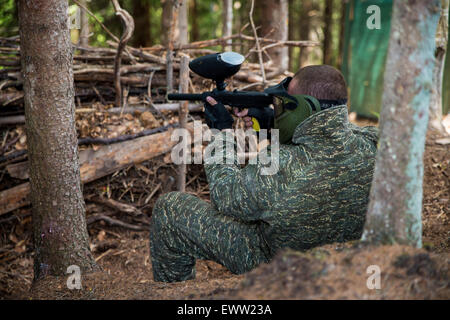 Prêt pour le tir de sniper Paintball Banque D'Images