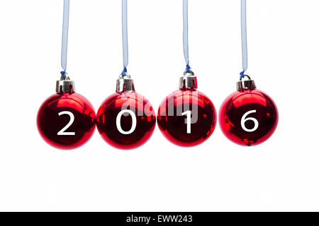 Hanging red christmas balls avec les chiffres de l'année 2016 isolé sur fond blanc Banque D'Images