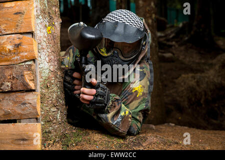 Prêt pour le tir de sniper Paintball Banque D'Images