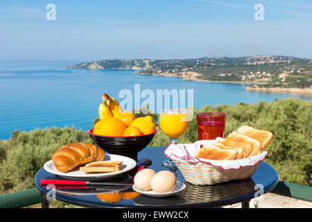 Table avec nourriture et boissons en face de mer sur l'île de Céphalonie en Grèce Banque D'Images