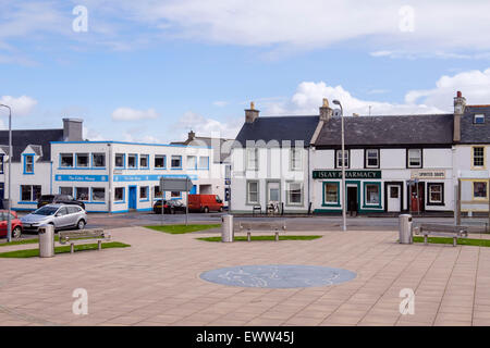 Place pavée avec carte de l'ile en centre-ville. Main Street, Bowmore, Isle of Islay, Argyll et Bute, Hébrides intérieures, Ecosse, Royaume-Uni Banque D'Images