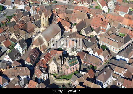 VUE AÉRIENNE.Eguisheim : nommé l'un des plus beaux villages de France et élu le plus beau village de France en 2013, Alsace, Grand est, France. Banque D'Images