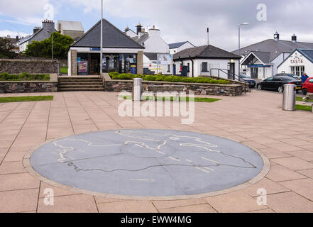 Place pavée avec carte de l'ile à l'extérieur de centre d'information touristique de Bowmore, Isle of Islay, Hébrides intérieures, Western Isles, Écosse, Royaume-Uni, Angleterre Banque D'Images