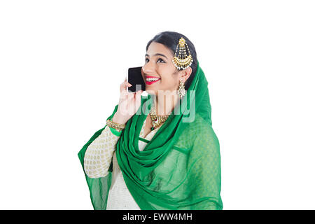 1 femme musulmane indienne talking Cell Phone Banque D'Images