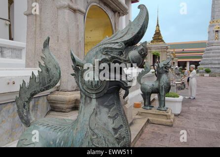 Une vieille femme thaïlandaise prie les murs de Wat Pho - le Temple du Bouddha couché, son nom officiel est Wat Phra Chetupho Banque D'Images