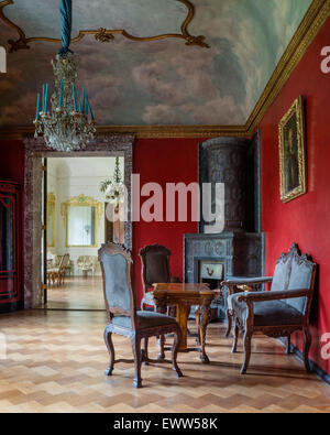 Cheminée Renaissance dans la salle seigneuriale avec un plafond voûté, de parquet et de meubles anciens Banque D'Images