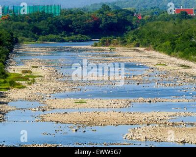 Nong Bua, Lopburi, Thaïlande. 1er juillet 2015. Le canal central d'irrigation s'écoule Pa Sak barrage est sèche. Normalement il est complètement plein à cette époque de l'année. Centre de la Thaïlande fait face à la sécheresse. Selon une estimation, environ 80 pour cent des terres agricoles de la Thaïlande est en conditions de sécheresse comme les agriculteurs et leur a dit de cesser de planter de nouvelles superficies de riz, la principale zone de culture de rente. L'eau dans les réservoirs sont en dessous de 10 pour cent de leur capacité, un bas niveau record. L'eau de certains réservoirs est si faible, l'eau ne circule plus dans les cales de construction et au lieu doit être pompée hors du réservoir dans Banque D'Images