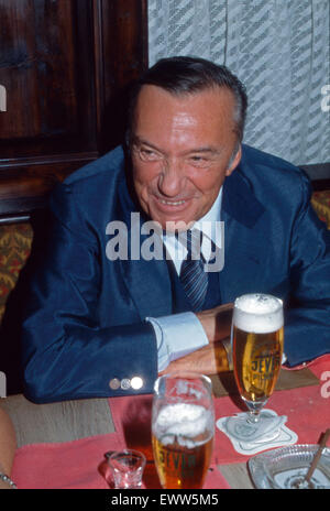 Der Deutsche und Schenk Heinz Showmaster Acteurs et Actrices un Bier, Deutschland 1980 er Jahre. Artiste et acteur allemand Heinz Schenk boire une bière, l'Allemagne des années 1980. Banque D'Images