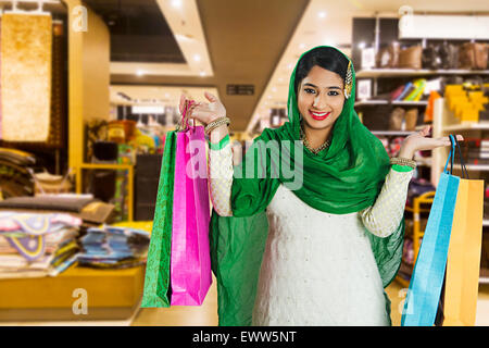 1 femme musulmane indienne mall shopping Banque D'Images