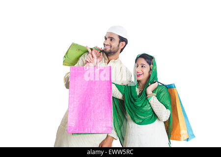 2 Couple marié musulman indien shopping Banque D'Images