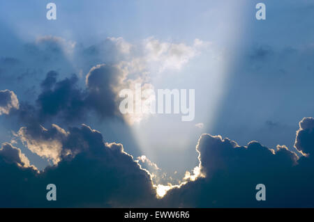 La lumière du soleil venant de derrière les nuages pendant un coucher de soleil Banque D'Images