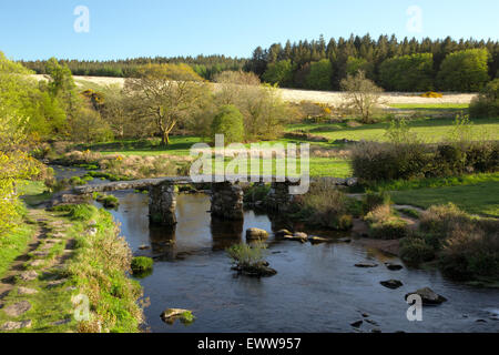 Pont sur le battant de Pierre East Dart à Postbridge Dartmoor National Park Banque D'Images