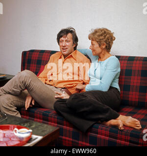 Schauspielerehepaar allemand Heinz Baumann und Gardy Brombacher, Deutschland 1970 er Jahre. Couple acteur allemand Heinz Baumann et Gardy Brombacher, l'Allemagne des années 1970. 6x6Dia69 Banque D'Images