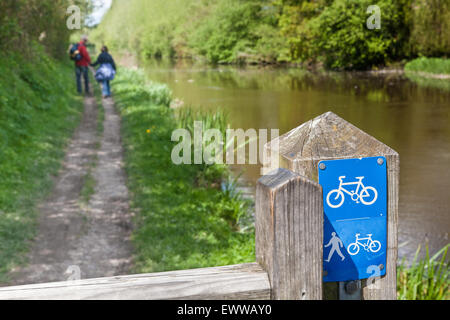 Chemin du canal utilisé par les cyclistes et les randonneurs. Ici les randonneurs à pied le long du chemin à côté de Kennet and Avon Canal. Campagne offrant un sl Banque D'Images