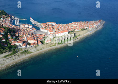 VUE AÉRIENNE.Cité médiévale qui s'évertute dans la mer Adriatique.Ville de Piran (également connue sous le nom de Pirano, son nom italien), Slovénie. Banque D'Images