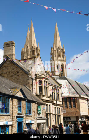 La cathédrale de tours de s'élever au-dessus des bâtiments du centre-ville historique, Truro, Cornwall, England, UK Banque D'Images