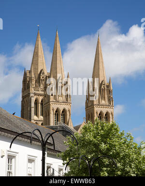 La cathédrale de tours de s'élever au-dessus des bâtiments du centre-ville historique, Truro, Cornwall, England, UK Banque D'Images