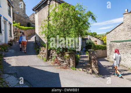 Promeneurs sur un village anglais lane en été. Castleton, Derbyshire, parc national de Peak District, England, UK Banque D'Images