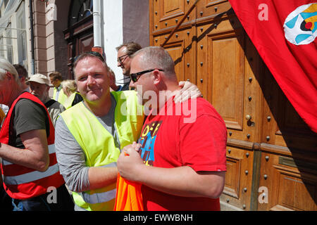 Copenhague, Danemark. 1 juillet 2015. Le modèle de marché du travail danois et la Fédération danoise des syndicats (LO) a remporté cet après-midi dans la cour du travail danois à Copenhague. Base de Ryanair a récemment créé à Copenhague est jugé sous réserve de la législation du travail et de l'industrie danoise des actions peuvent être prises par les syndicats. Deux travailleurs de l'aéroport et les membres d'autres syndicats dans la Fédération danoise des syndicats ne peuvent cacher leur satisfaction à l'arrêt de la cour à l'extérieur de la Cour du travail à Copenhague. Credit : Niels Quist/Alamy Live News Banque D'Images