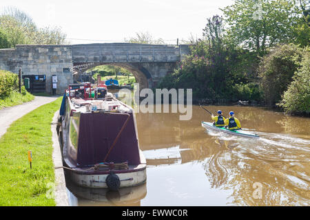 Deux kayak/canot le long du canal de Kennet et Avon. Campagne offrant un rythme de vie plus lent. Les bateaux péniches étroites qui utilisent e Banque D'Images