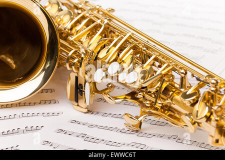 Belle golden saxophone alto sur les notes de musique Banque D'Images