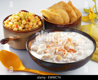 Dahi Barey & Chana Chaat avec Papdi Banque D'Images