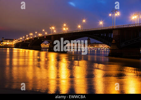 Theodor Heuss Bridge et Christuskirche. Mainz, Allemagne Banque D'Images