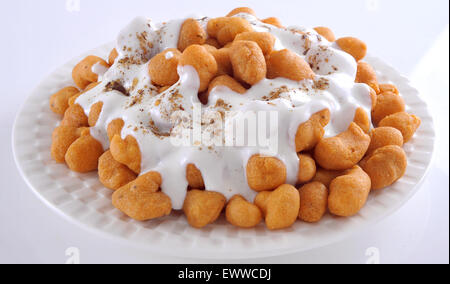 Dahi Barey ou Dahi Boondi pakistanais célèbre & Indian street food surmontée de yogourt onctueux-10 Banque D'Images