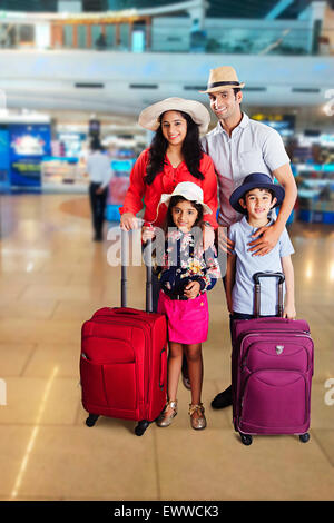 Les parents et les enfants indiens de l'aéroport passagers Préparation Banque D'Images