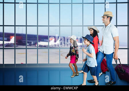 Les parents et les enfants indiens de l'aéroport passagers Préparation Banque D'Images