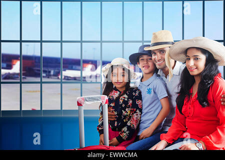 Les parents et les enfants indiens de l'aéroport passagers Préparation Banque D'Images