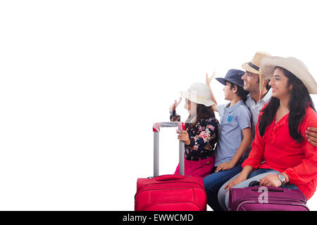 Les parents et les enfants indiens de l'aéroport passagers Préparation Banque D'Images