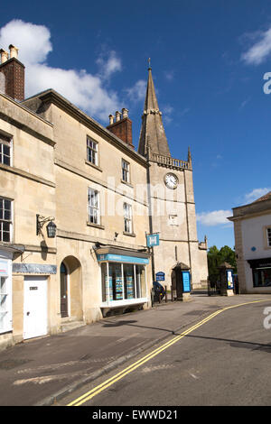 Les bâtiments et la place du Marché St Andrew's Church spire, Chippenham, Wiltshire, Angleterre, Royaume-Uni Banque D'Images