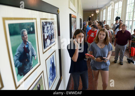 Washington, DC, USA. 1er juillet 2015. Les visiteurs se penche sur photos de l'ancien président américain George W. Bush à la Maison Blanche à Washington, DC, États-Unis, le 1 juillet 2015. La Maison Blanche a levé l'interdiction de la photo sur les visites du public. Téléphones portables et appareils photo numériques compact avec un objectif plus de 3 pouces sont désormais autorisées à l'intérieur de la Maison Blanche. L'interdiction était en vigueur depuis plus de 40 ans. Credit : Yin Bogu/Xinhua/Alamy Live News Banque D'Images