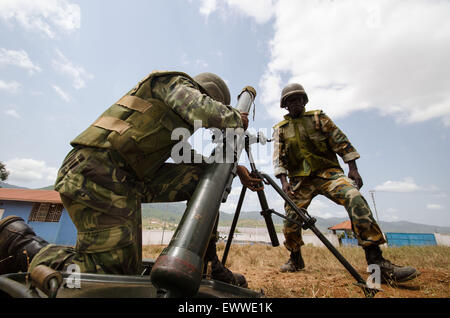 Les trains de l'armée de la Sierra Leone à l'extérieur de Freetown avant un déploiement de maintien de la paix en Somalie. Banque D'Images