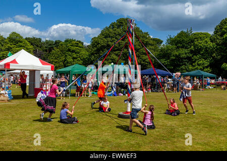 Danse traditionnelle Maypole, Nutley Fête du Village, Nutley, Sussex, UK Banque D'Images