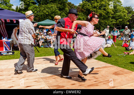 P J's Dance Club effectuer lors de l'Assemblée Nutley Fête du Village, Nutley, Sussex, UK Banque D'Images