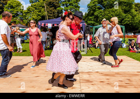 P J's Dance Club effectuer lors de l'Assemblée Nutley Fête du Village, Nutley, Sussex, UK Banque D'Images