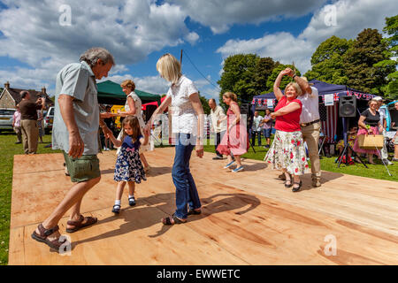 P J's Dance Club effectuer lors de l'Assemblée Nutley Fête du Village, Nutley, Sussex, UK Banque D'Images