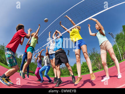 Vue de dessous d'adolescents jouer au volley-ball Banque D'Images