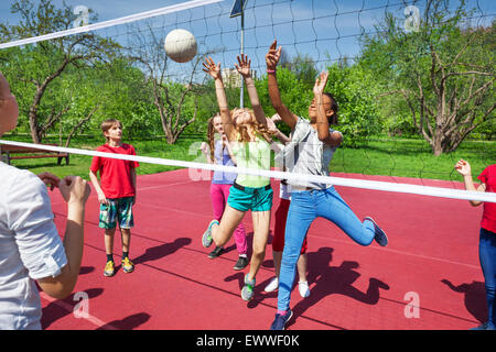 Heureux enfants adolescents jouer au volley-ball à l'extérieur Banque D'Images