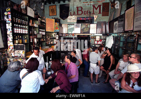 La Bodeguita del media bar de La Havane, Cuba est célèbre pour ses cocktails mojito classique. Banque D'Images