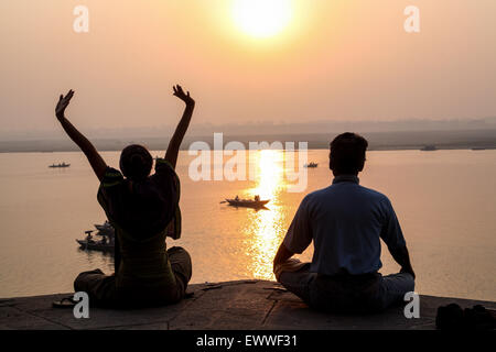 Hippy,méditer,méditer, méditation/yoga/méditation au lever du soleil sur le Gange à la culture de Varanasi est étroitement associée à la rivière Banque D'Images