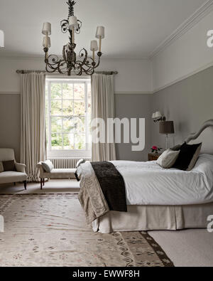 Élégante chambre peinte en noyer pâle par un tapis d'Aubusson avec Dulux. Les rideaux sont dans la région de Abbot et Boyd's Lins brodes Banque D'Images