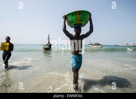 Les pêcheurs fournissent la capture sur le rivage sur Tokeh beach, en Sierra Leone. Banque D'Images