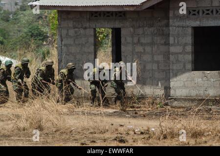 Les trains de l'armée de la Sierra Leone à l'extérieur de Freetown avant un déploiement de maintien de la paix en Somalie. Banque D'Images