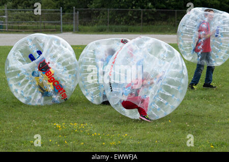 L'Ontario, Canada. 01 juillet, 2015. Les enfants ont plaisir à jouer avec des balles de bouclier lors de la Fête du Canada dans la région de Cannington, Ontario 1/2015 Juillet Crédit : Jill Morgan/Alamy Live News Banque D'Images